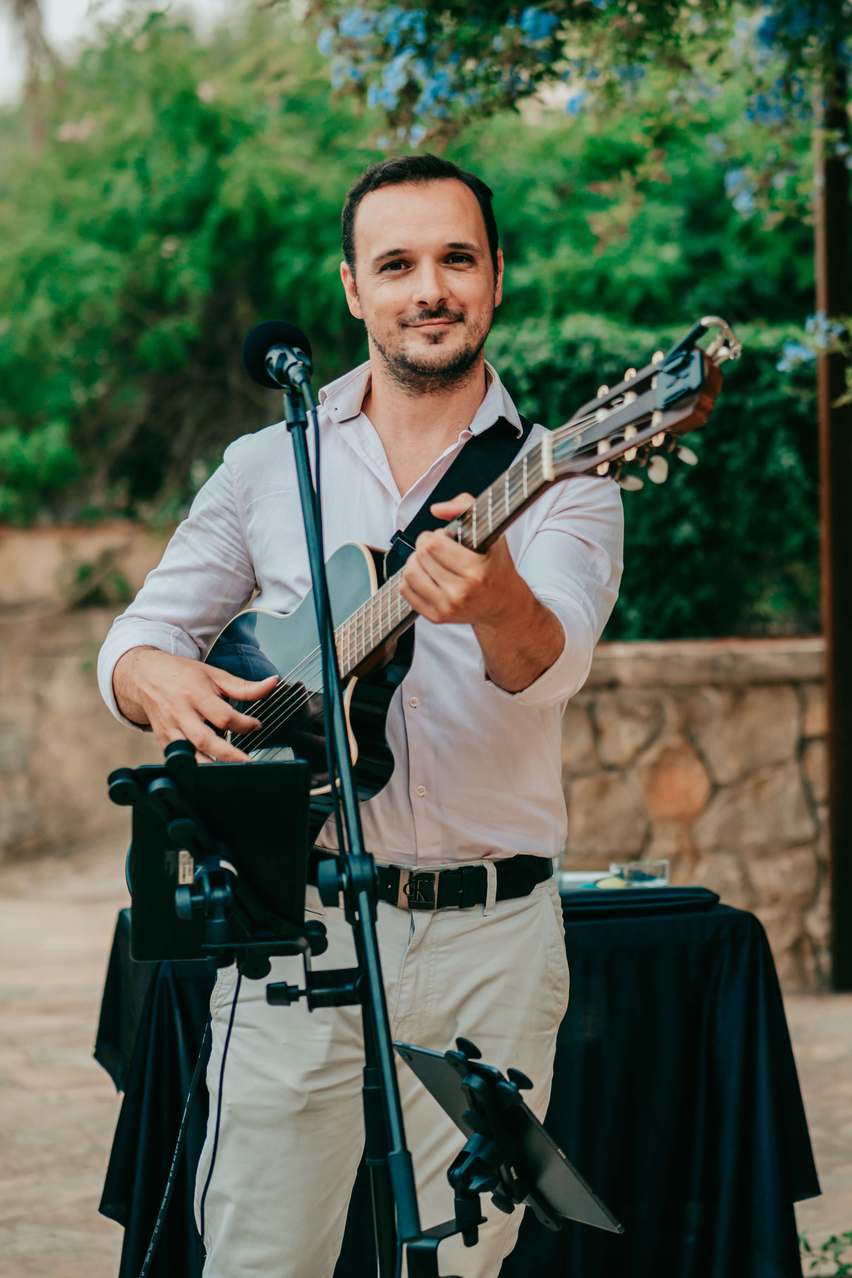 Hernán Filippini tocando la guitarra